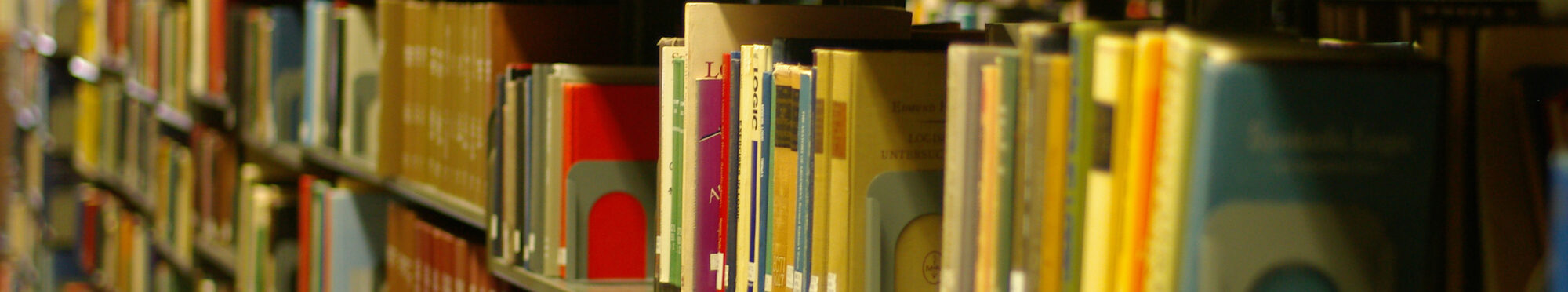 Bücherregal einer Bücherei